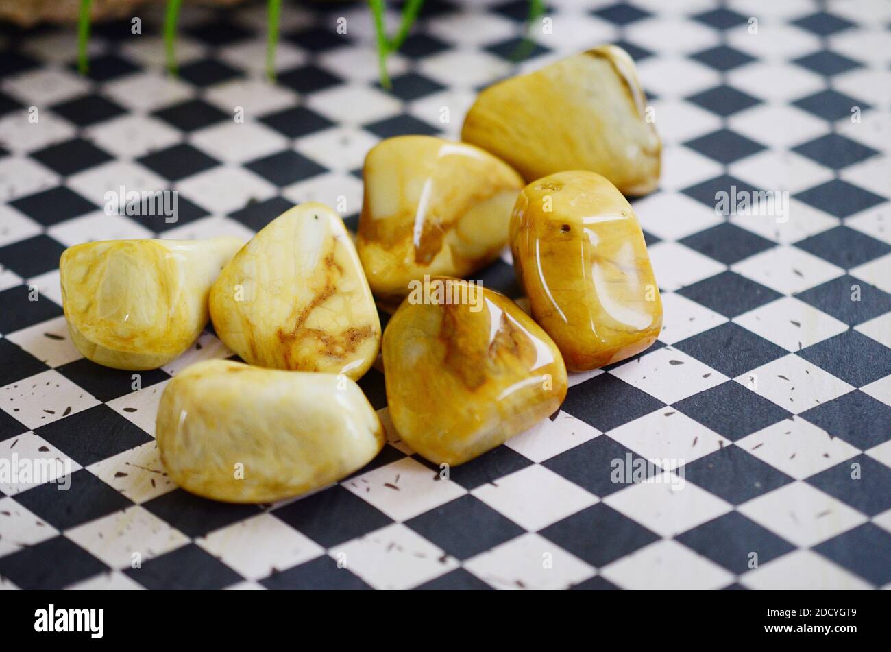 Großer Gelber Jaspis In Tumbled! Cremige, gelbe Strudel. Schöner, verworrter gelber Jaspis, ideal für Entgiftung und Kraft. Hexen heilenden Kristall. Vintage Stockfoto
