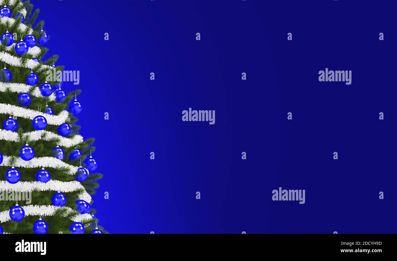 Urlaubszeit Blauer Banner Hintergrund. Weihnachtsbaum mit blauen Ornamenten und Kopierraum auf der rechten Seite. Stockfoto