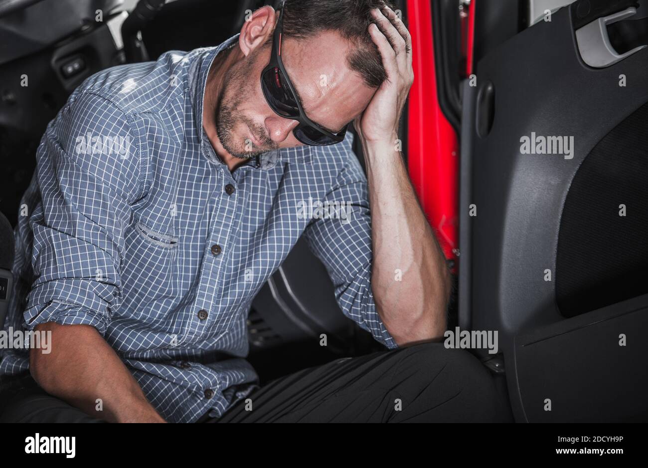 Arbeitslos kaukasischen LKW-Fahrer in seinen 30ern Gefühl traurig und frustriert. Arbeitslosigkeit Problem Konzept Foto. Stockfoto