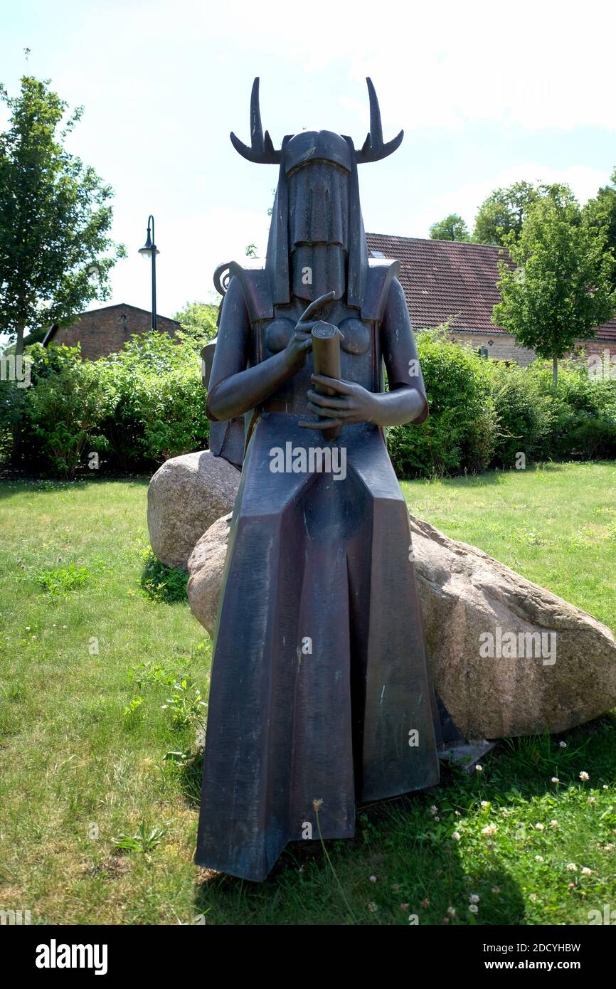 Skulptur der nordeuropäischen Göttin Skuld, einer Norn oder Schicksal, Teil einer Skulpturengruppe in Althüttendorf, Barnim, Brandenburg, Deutschland Stockfoto