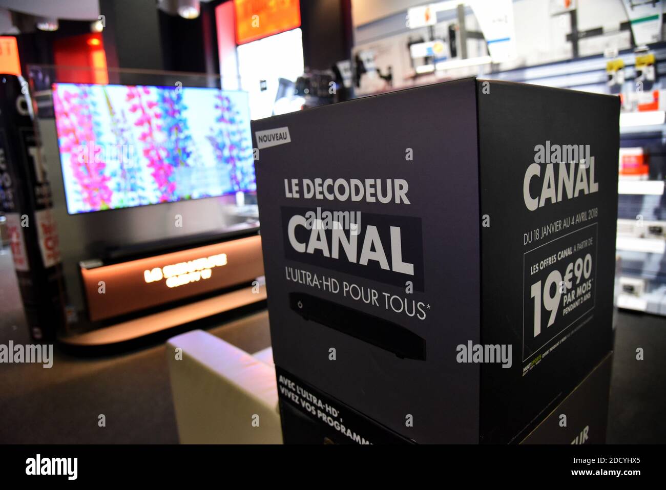 Canal+-Produkte sind in einem Einzelhandelsgeschäft in Paris, Frankreich, am 7. März 2018 zu sehen. In einer Pressemitteilung kündigte Canal+ an, die Verbreitung der Kanäle der TF1-Gruppe zu beenden, weil sie mit der Gruppe, deren „unvernünftigen und unbegründeten finanziellen Anforderungen“ sie angeprangert hatte, keine Handelsvereinbarung treffen konnte. „die Canal+-Gruppe bedauert die Pattsituation in den Verhandlungen mit der TF1-Gruppe nach achtzehn Monaten der Diskussionen und ist gezwungen, die Verteilung der Kanäle TF1, TMC, TFX, TF1 Séries Films, LCI und ihre zugehörigen Dienste zu unterbrechen“, so die Erklärung. Foto von Stockfoto