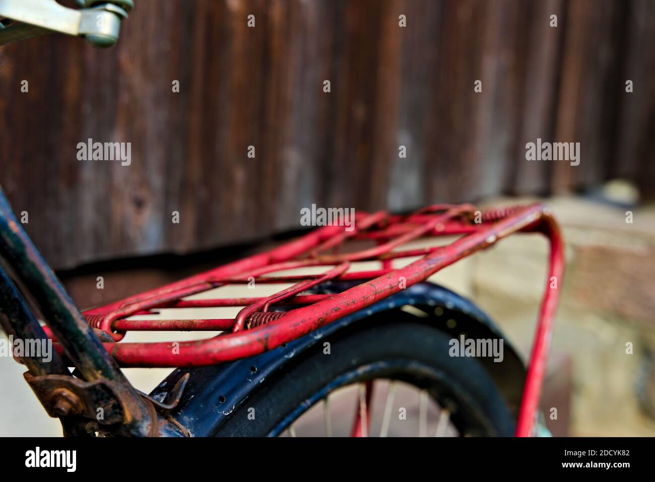 Nahaufnahme von alten Vintage-Fahrrad-Gepäckträger, üblich auf den meisten europäischen Fahrrädern. Stockfoto