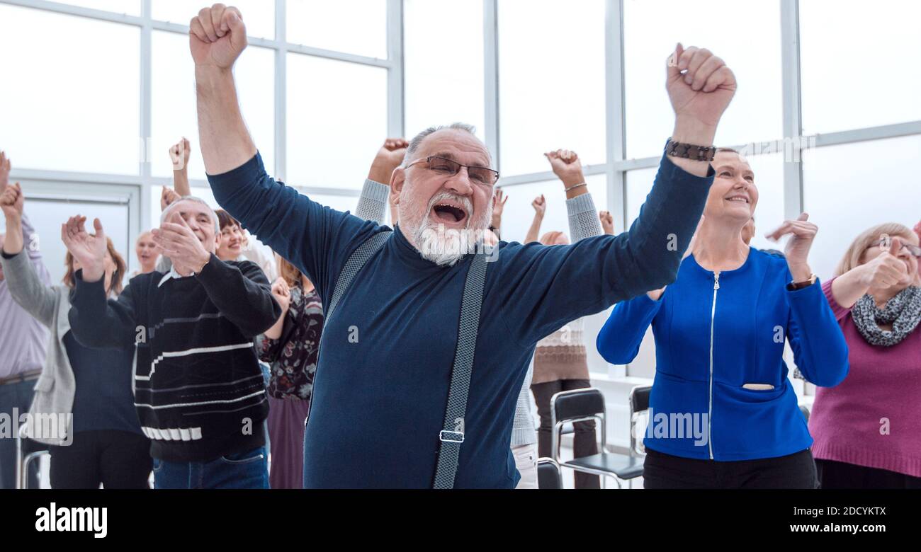 Gruppe von reifen Menschen applaudieren nach dem Treffen Stockfoto