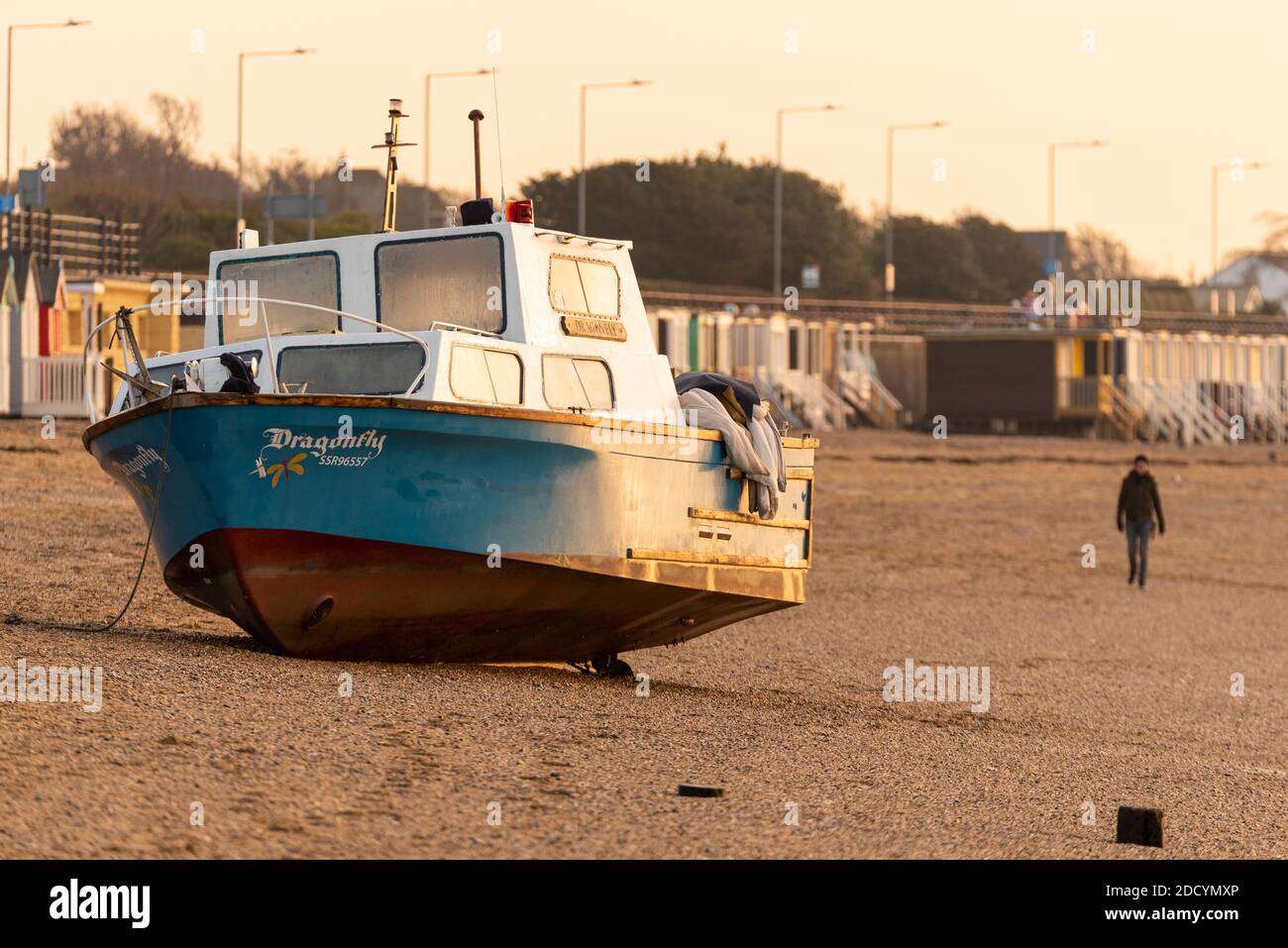 Großes Strandboot an einem Strand in Southend on Sea, Essex, Großbritannien. Person, die während der COVID 19 Coronavirus zweiten Lockdown für Bewegung läuft Stockfoto