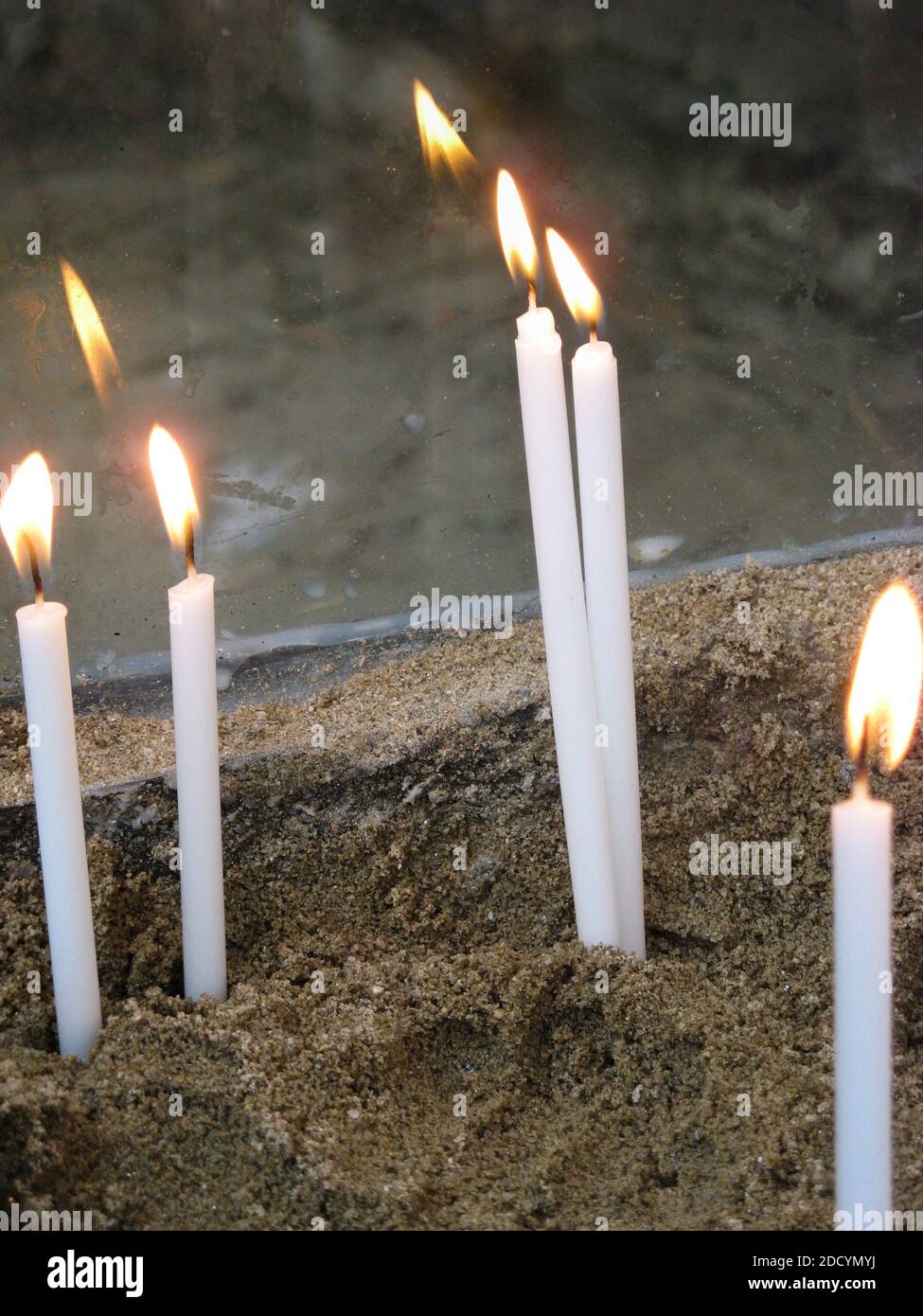 Brennende Gedächtniskirche Kerzen in einem Glaskoffer an der Haus der Jungfrau Maria Stockfoto