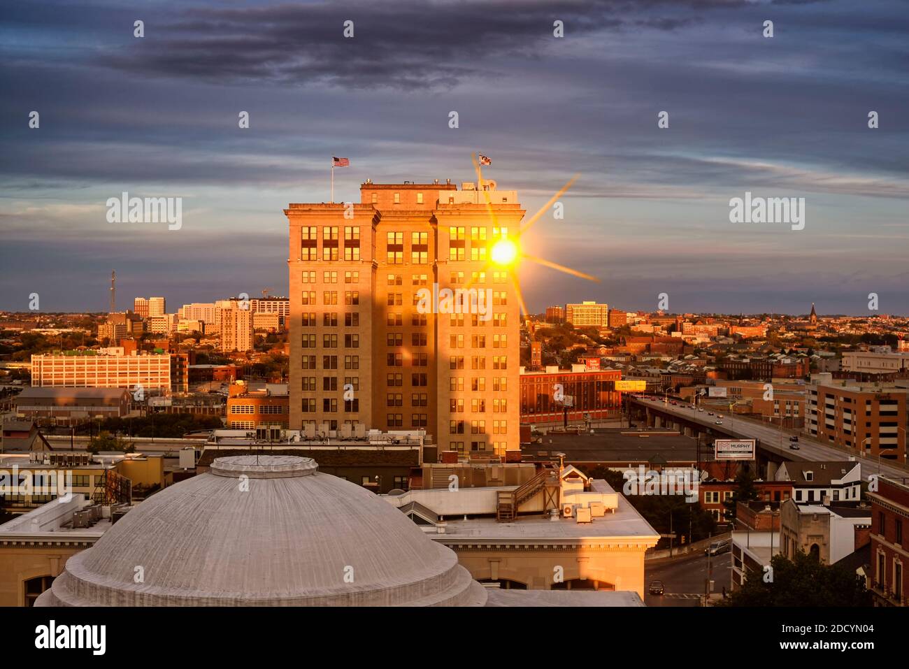 Balitmore, Maryland. 29. September 2019. Eine Luftaufnahme des Mount vernon Abschnitts in der Stadt Baltimore Maryland, während die untergehende Sonne reflektiert Stockfoto