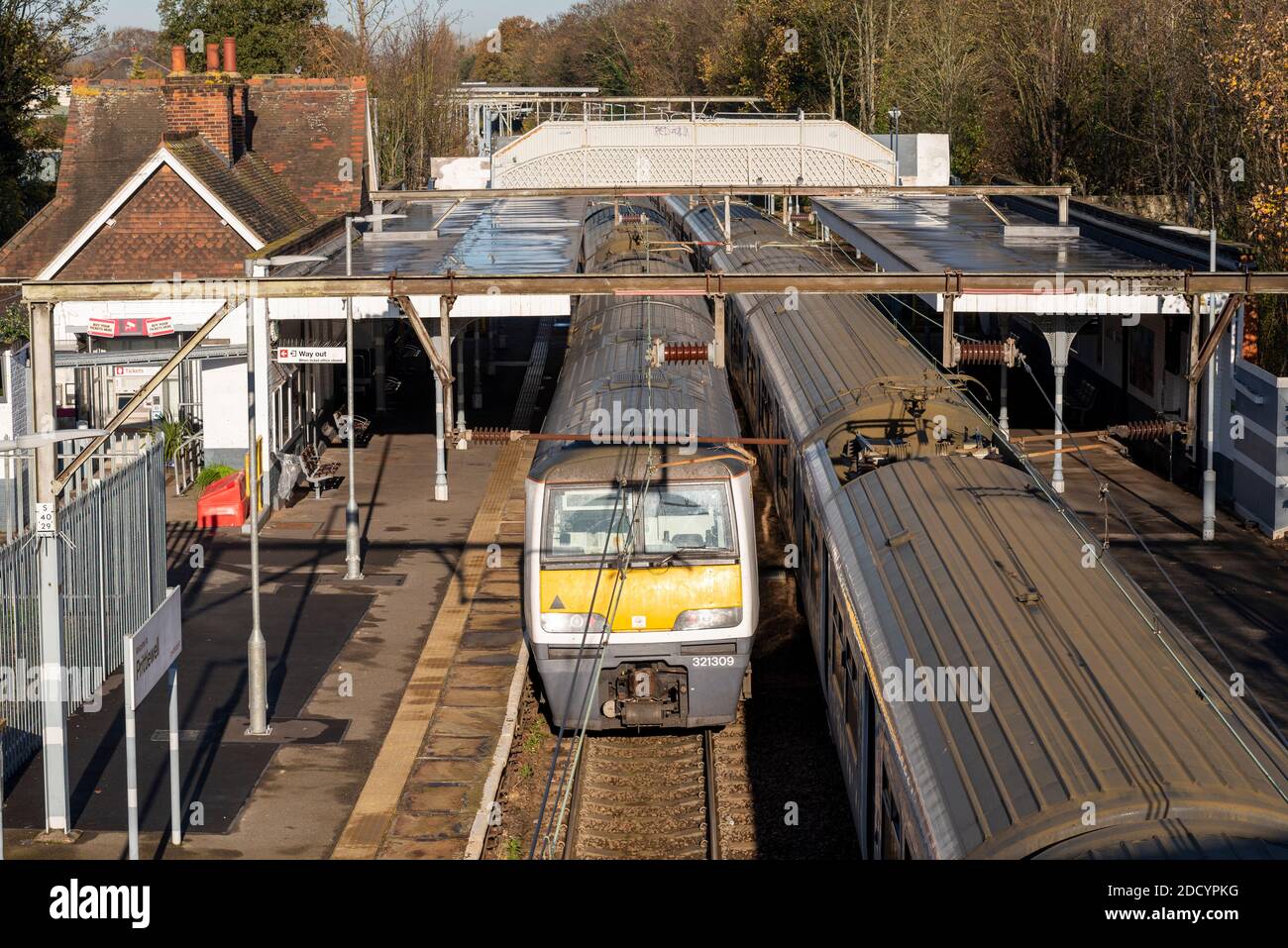 Prittlewell Railway Station, Southend, Essex, Großbritannien. Greater Anglia Linie von Southend Victoria nach Liverpool Street Linie. Züge fahren vorbei. Elektrifiziert Stockfoto