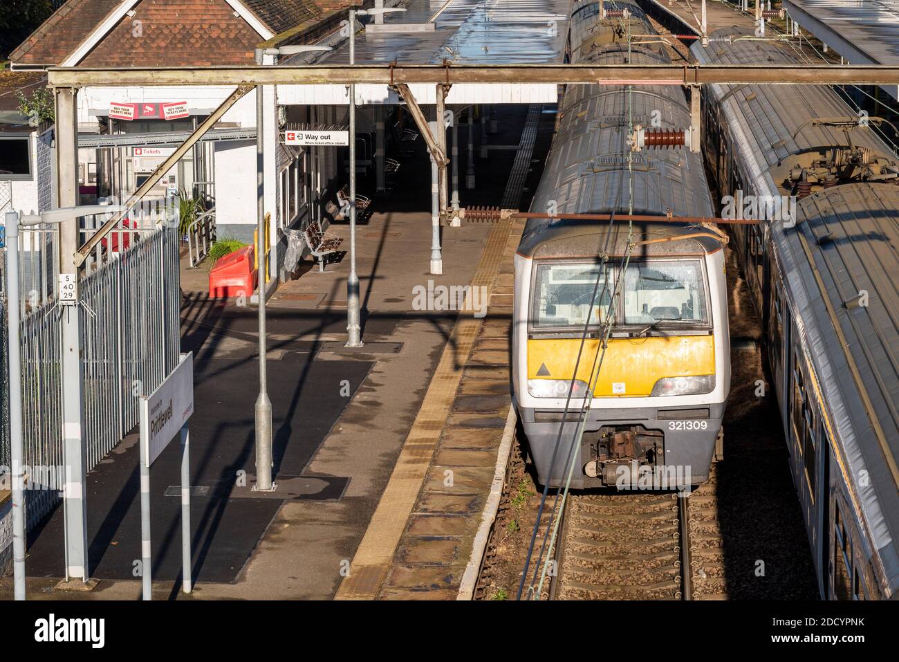 Prittlewell Railway Station, Southend, Essex, Großbritannien. Greater Anglia Linie von Southend Victoria nach Liverpool Street Linie. Züge fahren vorbei. Elektrifiziert Stockfoto