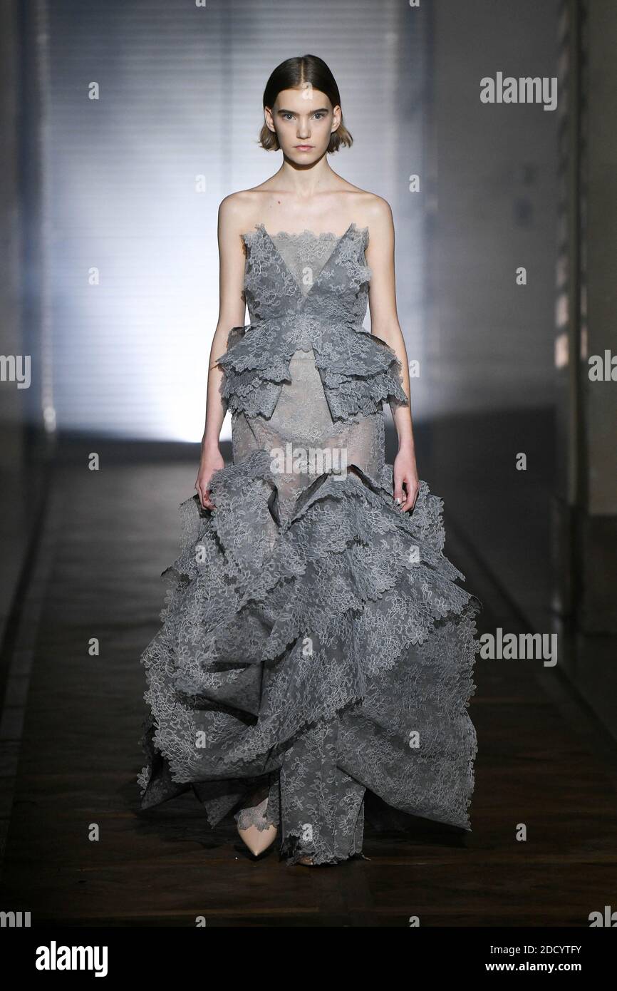 Ein Model läuft auf der Piste während der Givenchy Haute Couture Spring Summer 2018 im Rahmen der Paris Fashion Week am 23. Januar 2018 in Paris, Frankreich. Foto von Laurent Zabulon/ABACAPRESS.COM Stockfoto