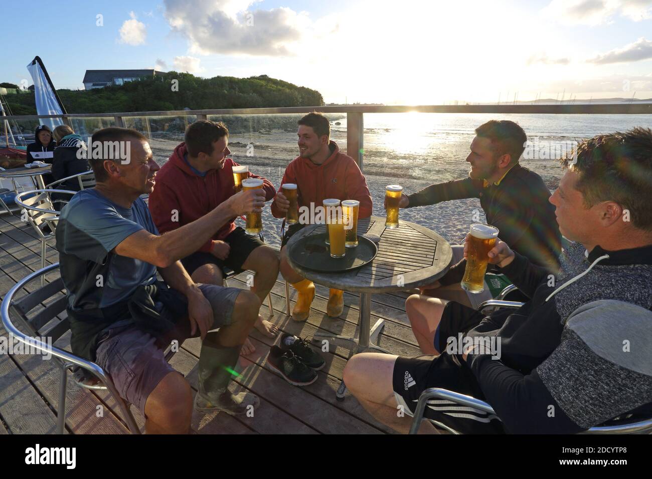 GROSSBRITANNIEN /Isle of Scilly / St Mary's /Bier trinken nach dem Gig Racing . Stockfoto