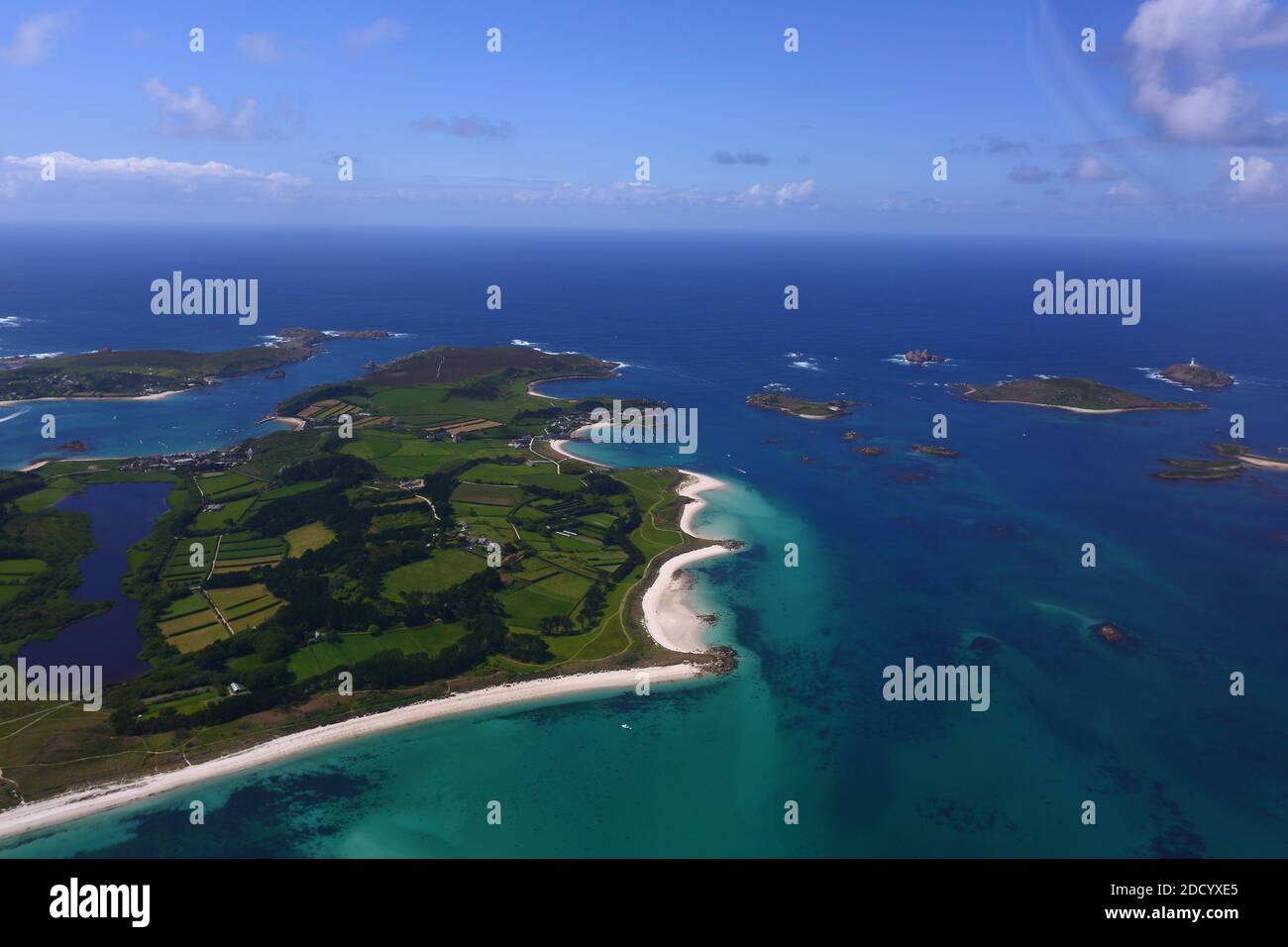 GROSSBRITANNIEN /Isles of Scilly / St Mary's /Blick vom Flugzeug auf Tresco. Stockfoto