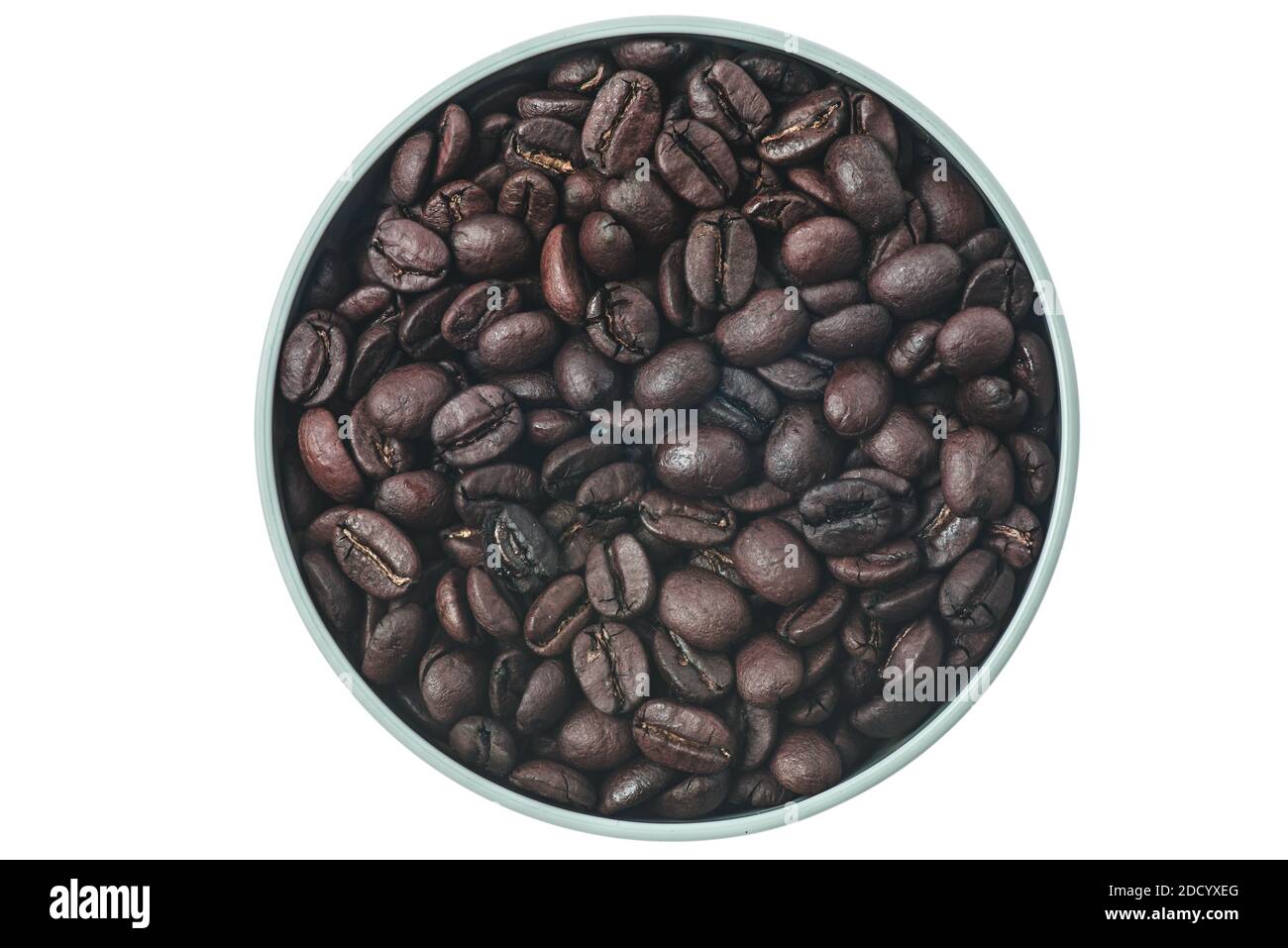Kaffeebohnen in der Schüssel direkt oben auf weißem Hintergrund Stockfoto