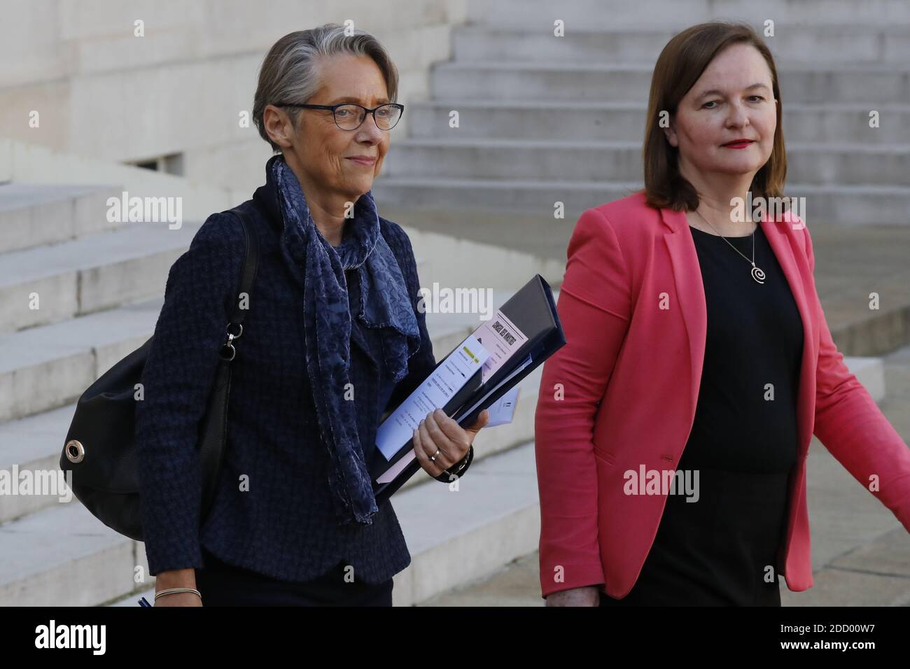 Ministerin für Ökologische Transition, zuständig für Transporte Elisabeth Borne, Ministerin für europäische Angelegenheiten Nathalie Loiseau verlässt am 14. März 2018 die wöchentliche Kabinettssitzung im Palais de l'Elysee, Paris, Frankreich Foto von Henri Szwarc/ABACAPRESS.COM Stockfoto