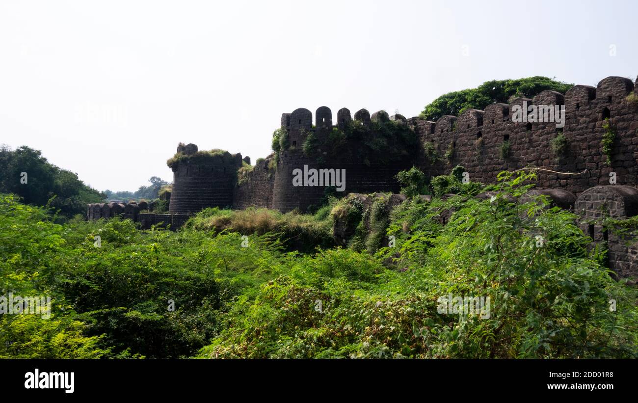 Eine lange Ansicht von Kalaburagi Fort isoliert in grüner Natur, Kalaburagi, Karnataka/Indien-Oktober, 30.2020 Stockfoto