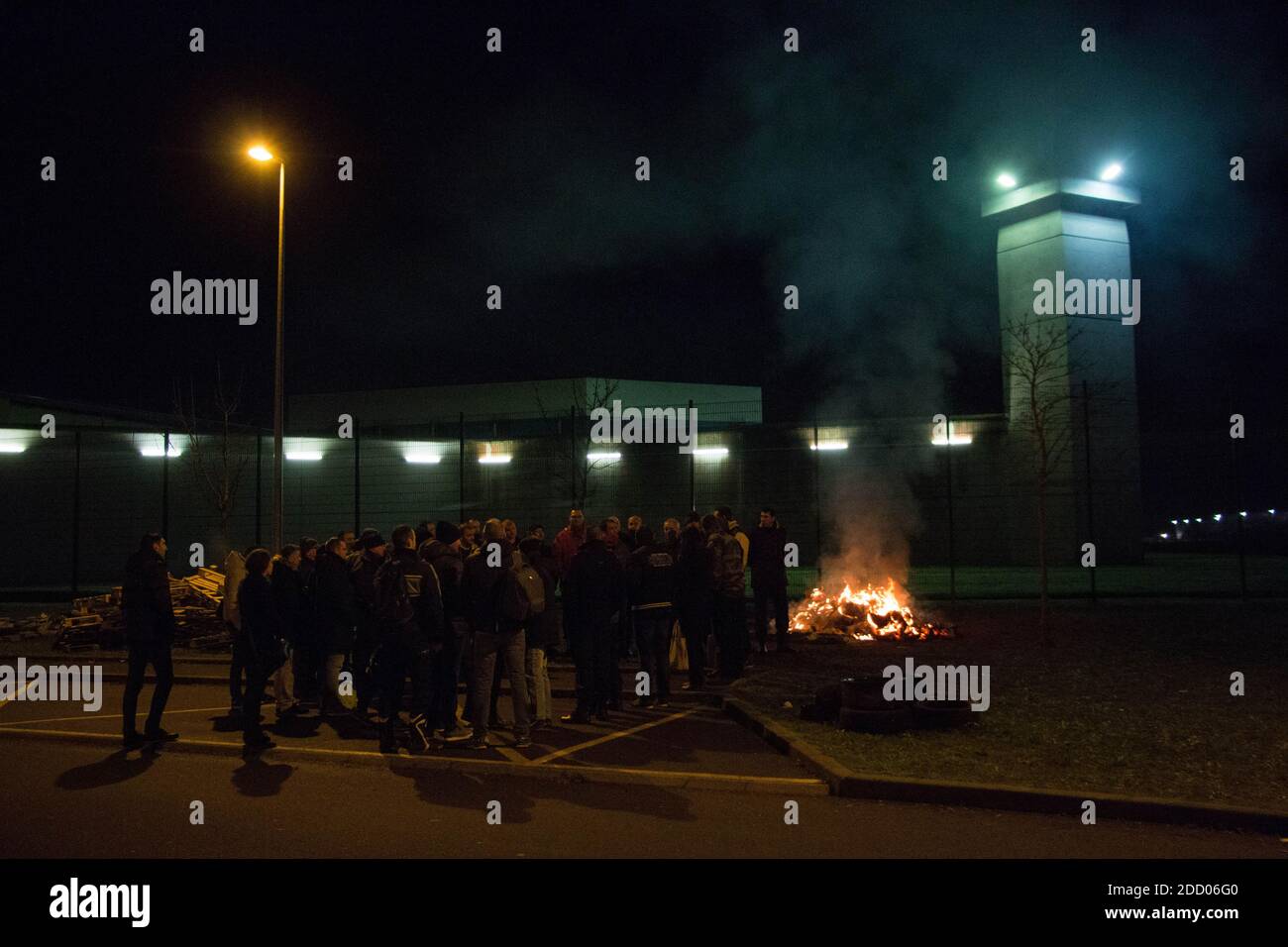 Streikende Gefängniswärter blockieren am 25. Januar 2018 den Zugang zum Gefängnis Vezin-le-Coquet im Vorort Rennes, während eine landesweite Bewegung von Gefängniswärtern zu mehr Sicherheit und Löhnen aufruft. Foto von Vincent Feuray/ABACAPRESS.COM Stockfoto