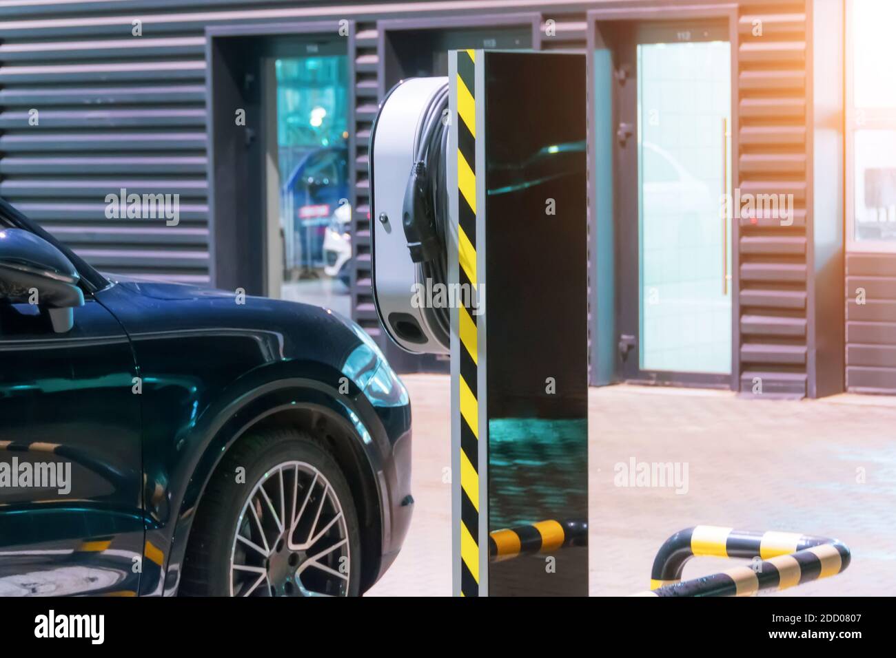 Betankung für Elektroautos E-Mobilität stellt der elektrische Stecker unter Spannung die Batterieladung wieder her Stockfoto