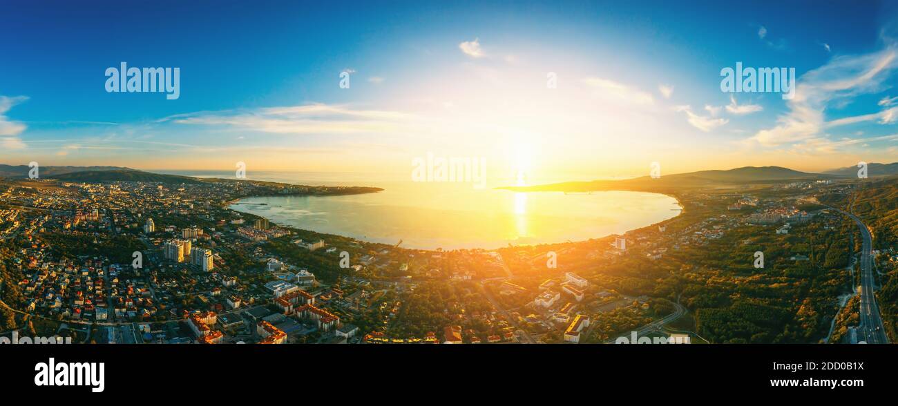 Großes Luftpanorama von Gelendschik Stadt Resort, kleine Stadt für Urlaub mit schöner Bucht bei Sonnenuntergang in Krasnodarskiy Region, Russland. Stockfoto