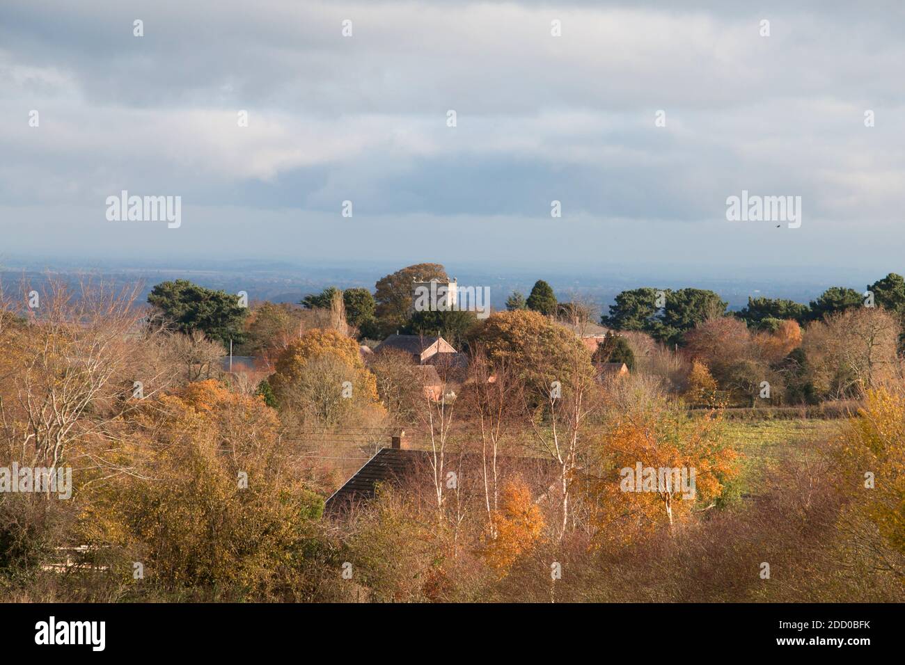 Lebendige Herbstfarben, Fernansicht des Dorfes Pulverbatch, Shropshire, England Stockfoto