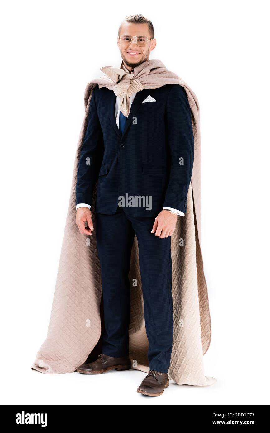Lächelnder junger Geschäftsmann im Cape isoliert auf weiß Stockfoto