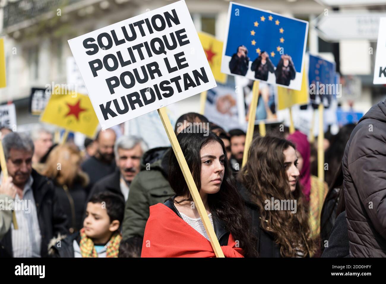 Mehrere hundert Kurden und Sympathisanten versammelten sich, um ihre Unterstützung für die von der türkischen Armee bombardierte Stadt Afrin zu zeigen. Paris, Frankreich, 24. März 2018. Foto von Samuel Boivin / ABACAPRESS.COM Stockfoto