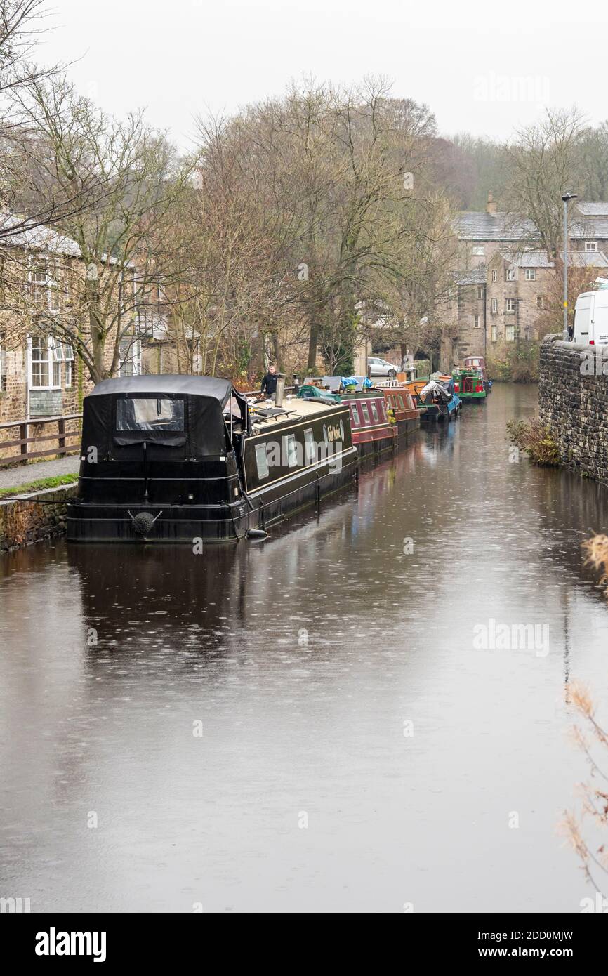 Schmale Boote auf dem Springs Branch Kanal in Skipton, North Yorkshire UK Stockfoto