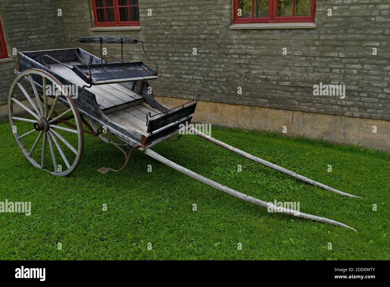 Und alten hölzernen zweirädrigen Pferdewagen, für den Transport von Waren und Menschen verwendet. Stockfoto