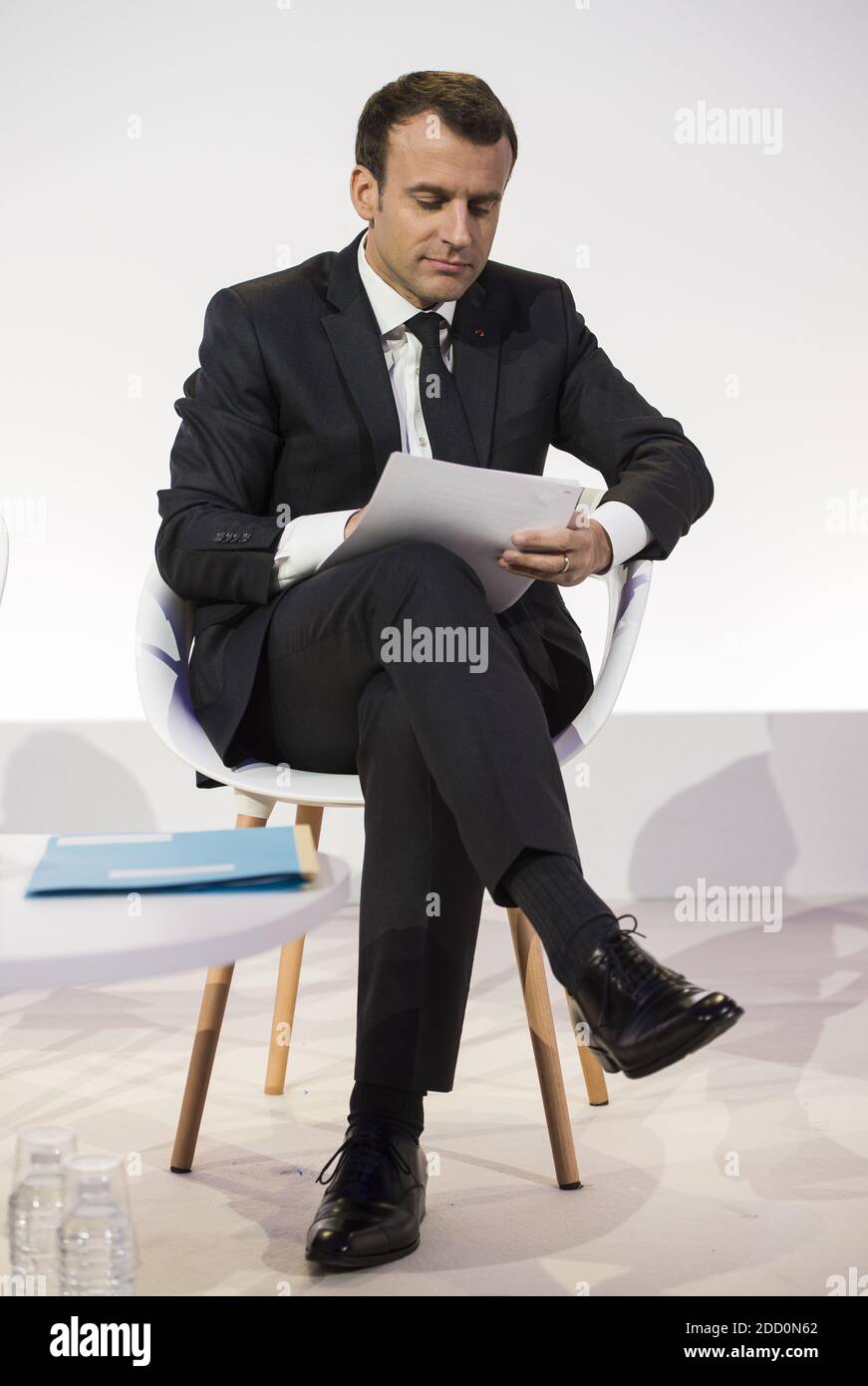 Der französische Präsident Emmanuel Macron liest und schreibt während der "Les assises de l'ecole maternelle" am 27. märz 2018 im "Conservatoire national des Arts et métiers" (CNAM) in Paris. Foto von ELIOT BLONDT/ABACAPRESS.COM Stockfoto