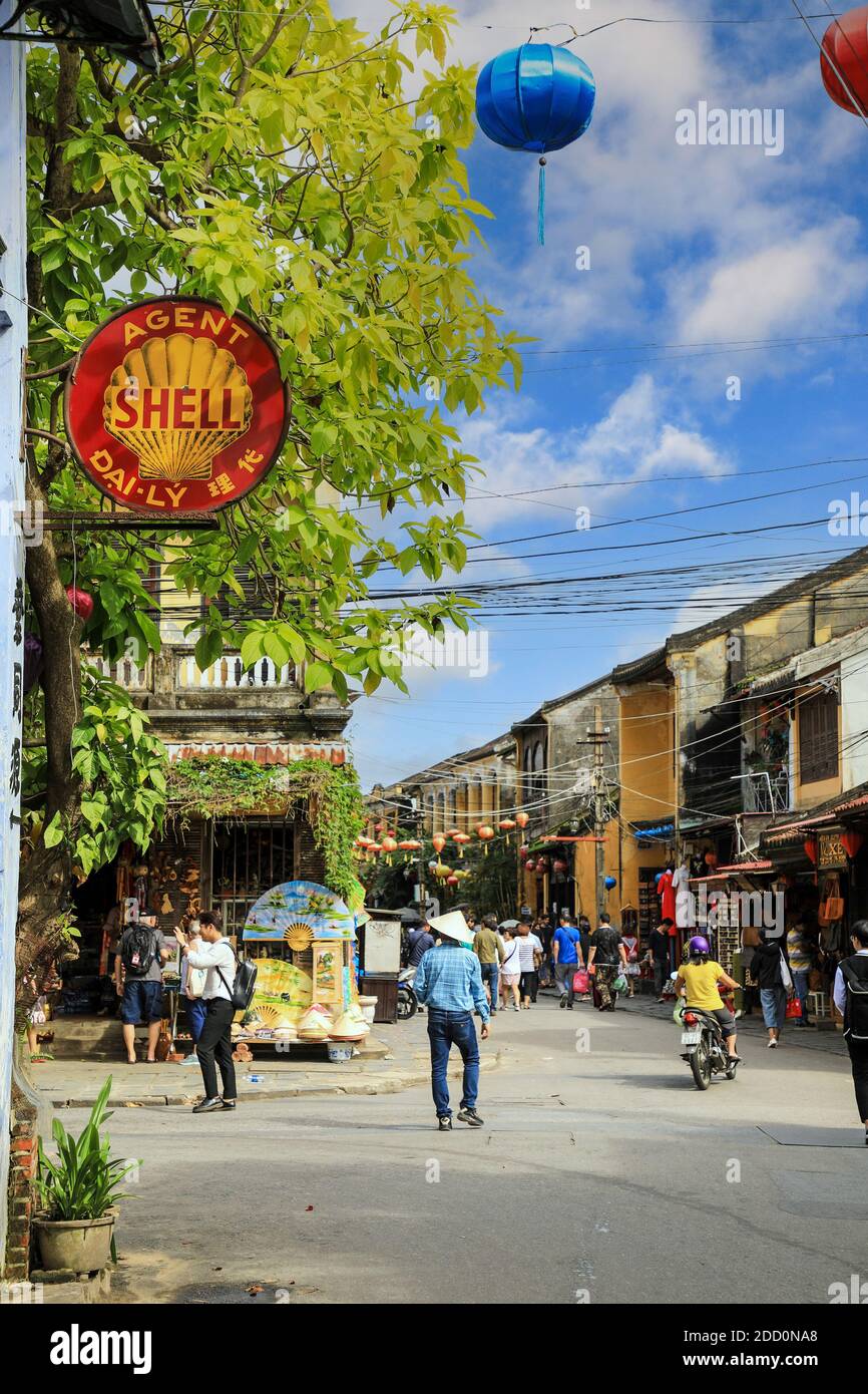 Antikes Zeichen, das zu einem Shell-Agenten gehört, der an einer Hauswand in der Altstadt, Hoi an, Vietnam, Asien montiert ist Stockfoto