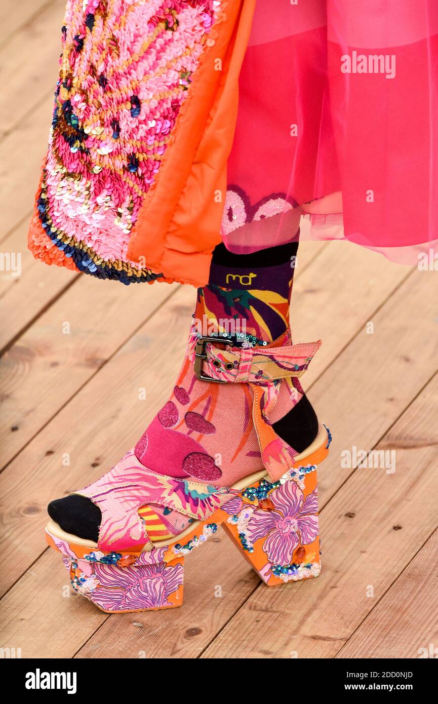 Taschen und Schuhe während der Manish Ahora Show im Rahmen der Paris Fashion Week Womenswear Herbst/Winter 2018/2019 in Paris, Frankreich am März 2018. Foto von Alain Gil Gonzalez /ABACAPRESS.COM Stockfoto