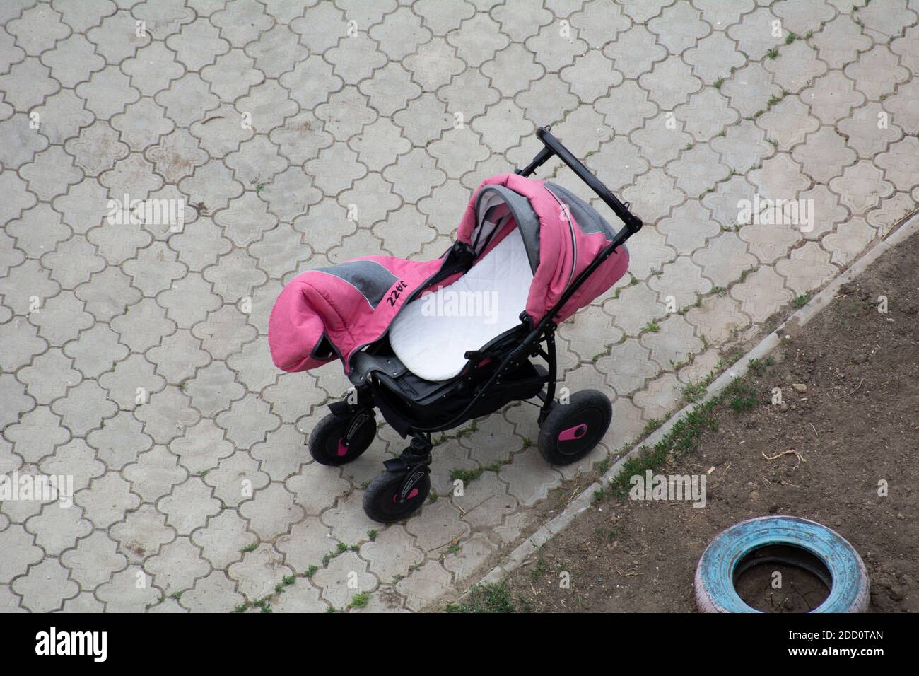 Rosa Babywagen auf der Straße Stockfoto