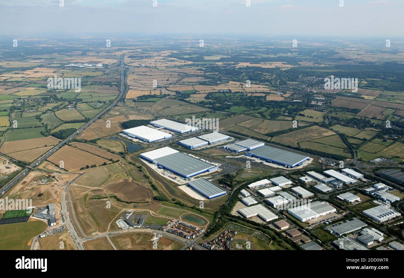 Luftaufnahme der Magna Park Area, Milton Keynes, Buckinghamshire, (M1 Autobahn auf der linken Seite) Stockfoto