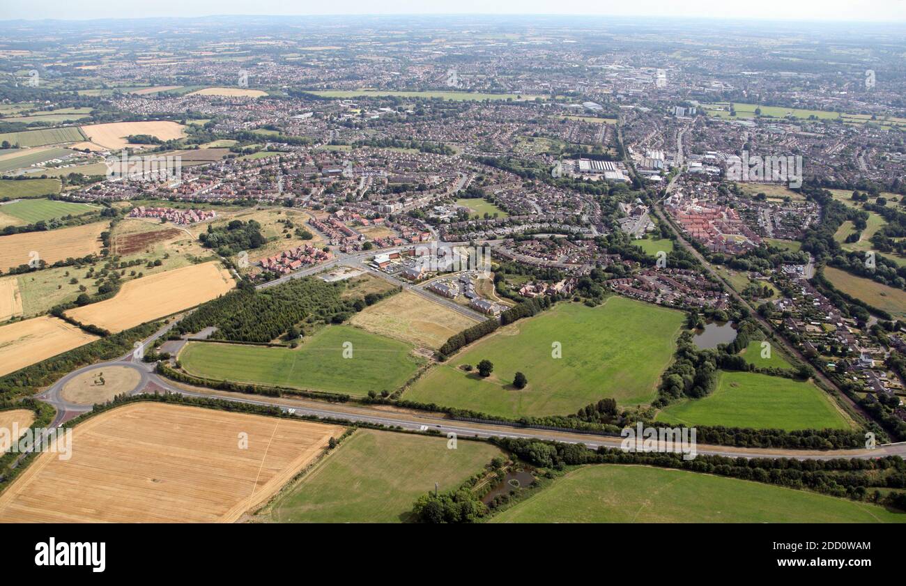 Luftaufnahme des Grove Way, der A4440 Bypass-Straße, Blick nach Osten in Richtung Worcester Stadtzentrum. (Bromyard Road kommt auch aus dem Kreisverkehr) Stockfoto