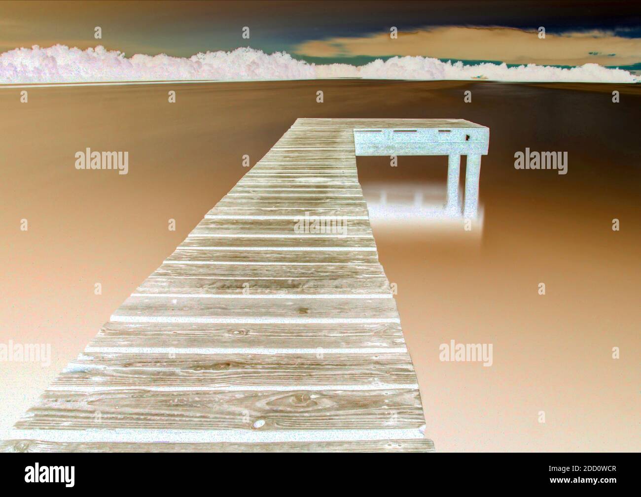Stimmungsvolle kleine Pier erstreckt sich in einen Wasserweg. Spektralbild mit Farbumkehrungen und Kopierbereich, um einfach Text hinzuzufügen. Stockfoto