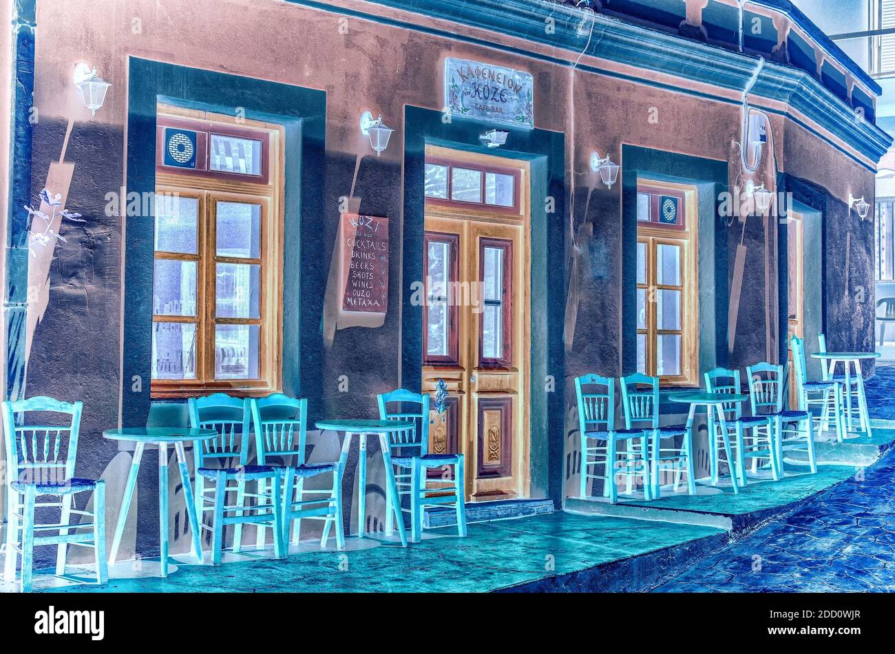 Cafe-Szene mit Tisch und Stühlen draußen auf der Straße ohne Kunden anwesend. Die Farben wurden vom Originalbild geändert und invertiert. Stockfoto