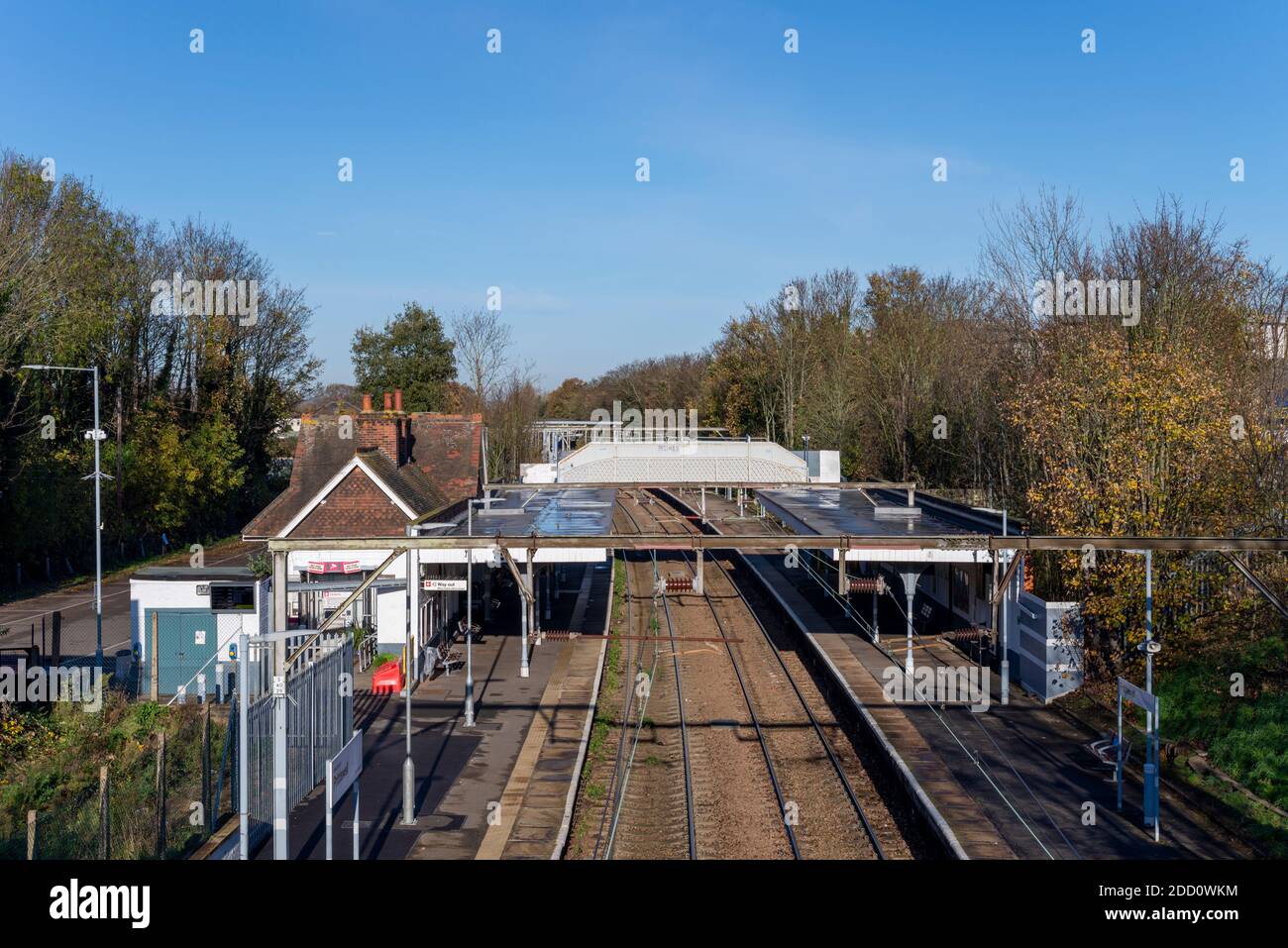 Prittlewell Railway Station, Southend, Essex, Großbritannien. Greater Anglia Linie von Southend Victoria nach Liverpool Street Linie. Heller Herbst blauer Himmel Tag Stockfoto
