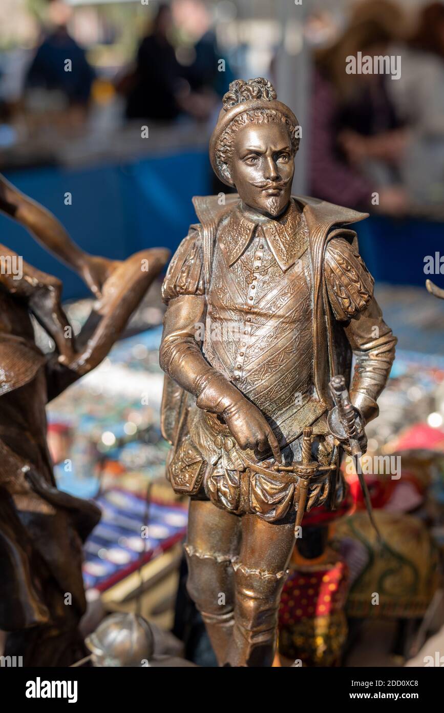 Schmuckstücke und Nahaufnahme Bronzefigur auf antikem Flohmarkt in Barcelona Spanien Stockfoto