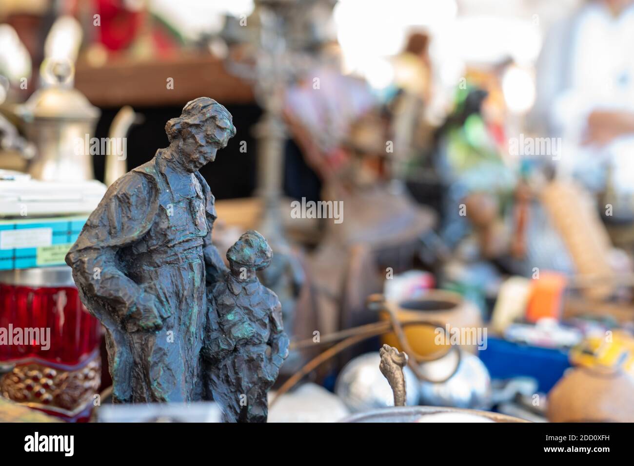 Nahaufnahme einer Bronzestatuette auf einem antiken Flohmarkt in Barcelona, Spanien Stockfoto