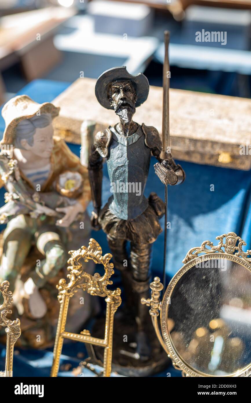 Schmuckstücke und Bronzefiguren auf einem antiken Flohmarkt in Barcelona Spanien Stockfoto