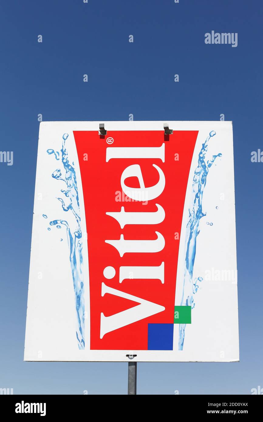Villars, Frankreich - 16. Juli 2016: Vittel-Logo auf einem Schild. Vittel ist eine französische Marke für abgefülltes Wasser, die in vielen Ländern verkauft wird Stockfoto