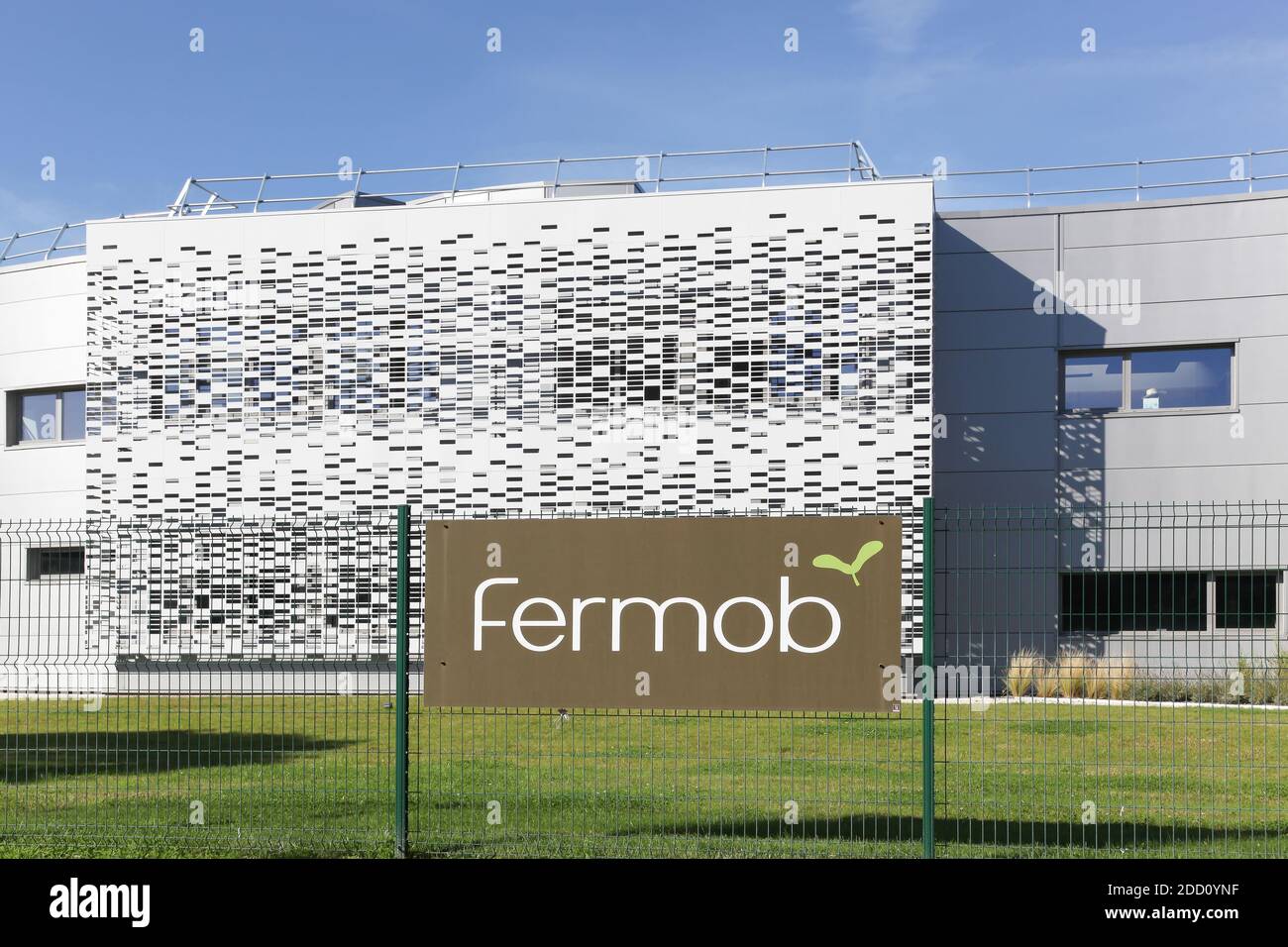 Thoissey, Frankreich - 5. Oktober 2017: Fermob Fabrik und Bürogebäude. Fermob ist ein französisches Unternehmen, das Outdoor-Möbel entwirft und herstellt Stockfoto
