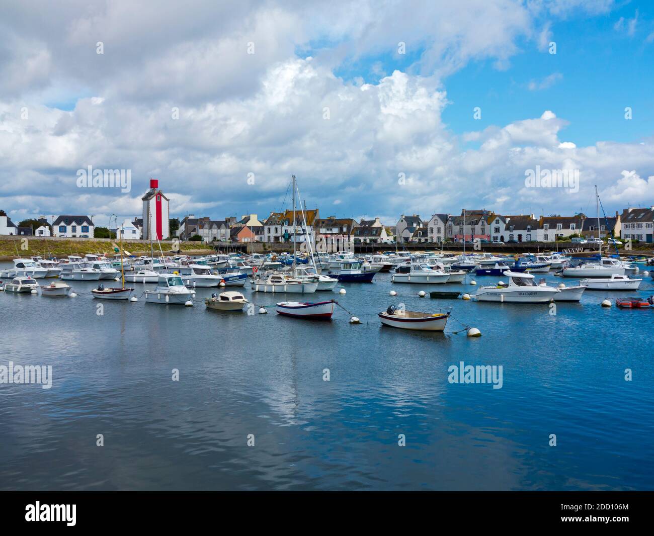 Ausflugsboote im Hafen von Guilvinec oder Le Guilvinec, einer Gemeinde im Département Finistère der Bretagne im Nordwesten Frankreichs. Stockfoto