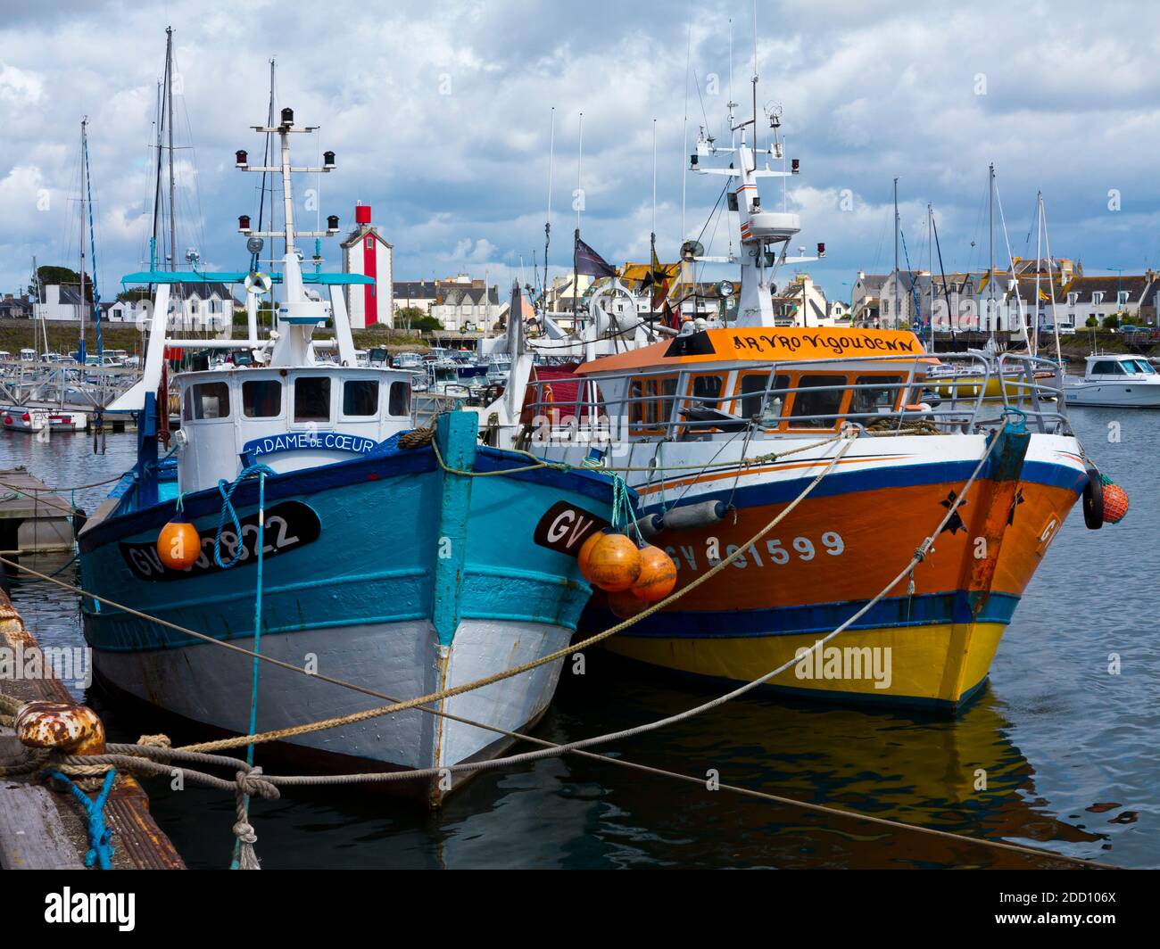 Fischerboote im Hafen von Guilvinec oder Le Guilvinec, einer Gemeinde im Département Finistère der Bretagne im Nordwesten Frankreichs. Stockfoto