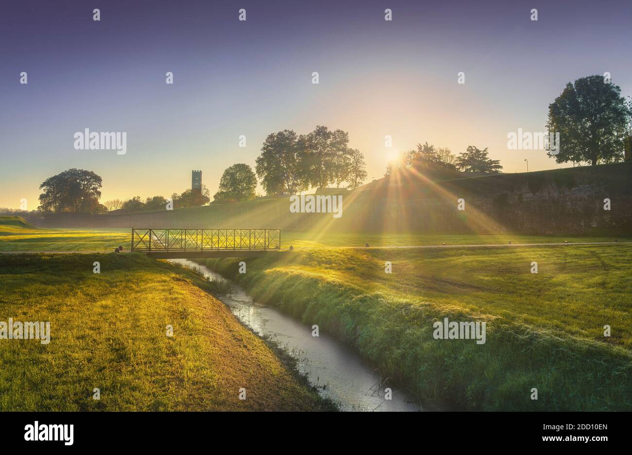 Lucca mittelalterliche Stadtmauer und Brücke. Nebliger Sonnenaufgang im Herbst. Toskana, Italien, Europa. Stockfoto