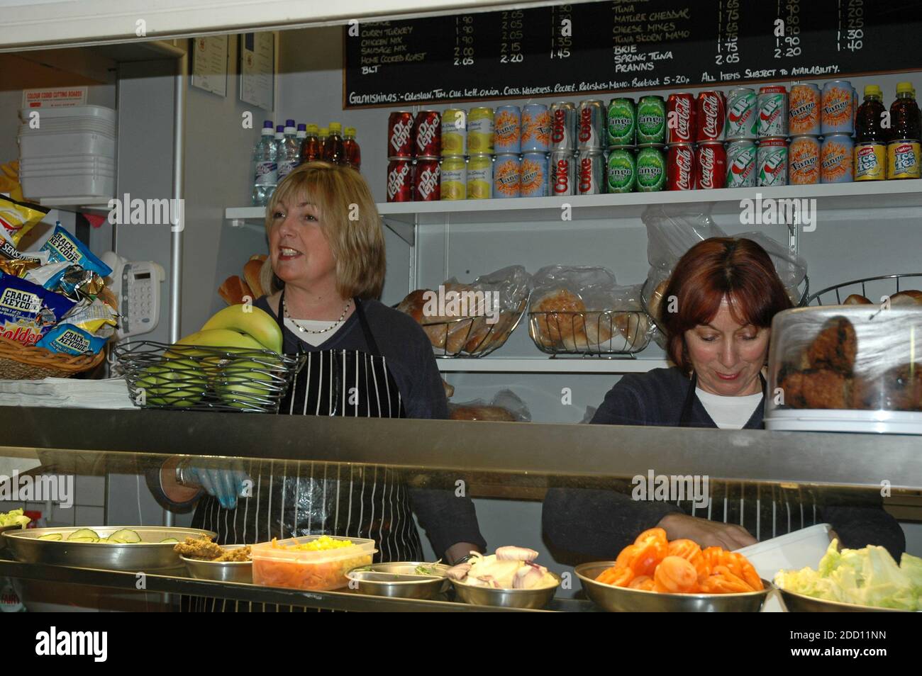 Zwei englische Damen servieren in der Sandwich-Bar im Buttermarket, Chihchester, West Sussex England. Modellversion Stockfoto