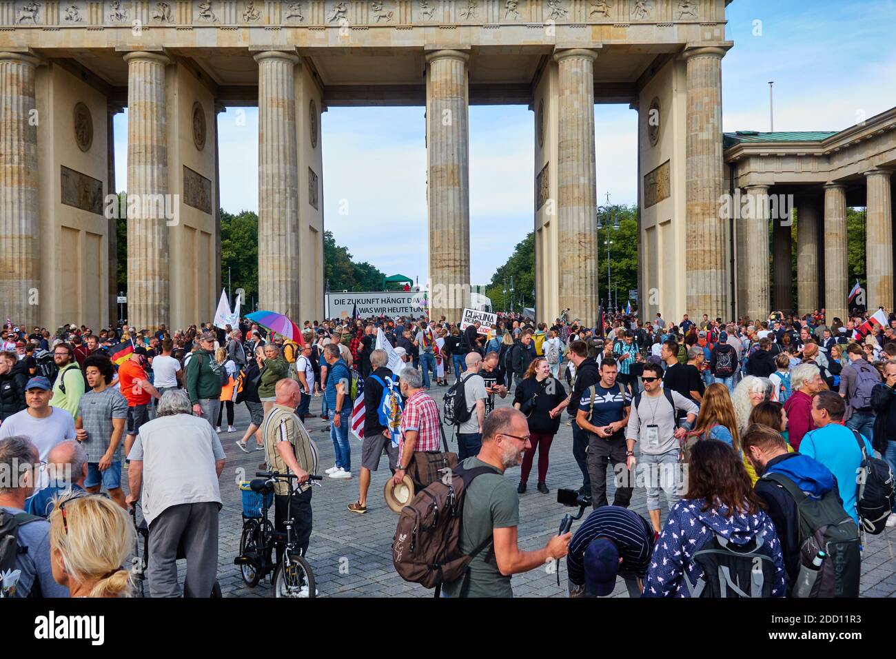 Berlin, 29. August 2020: Demonstration der Corona-Leugnung, protestierende Menschenmenge vor dem Brandenburger Tor im Zentrum der deutschen Hauptstadt Stockfoto