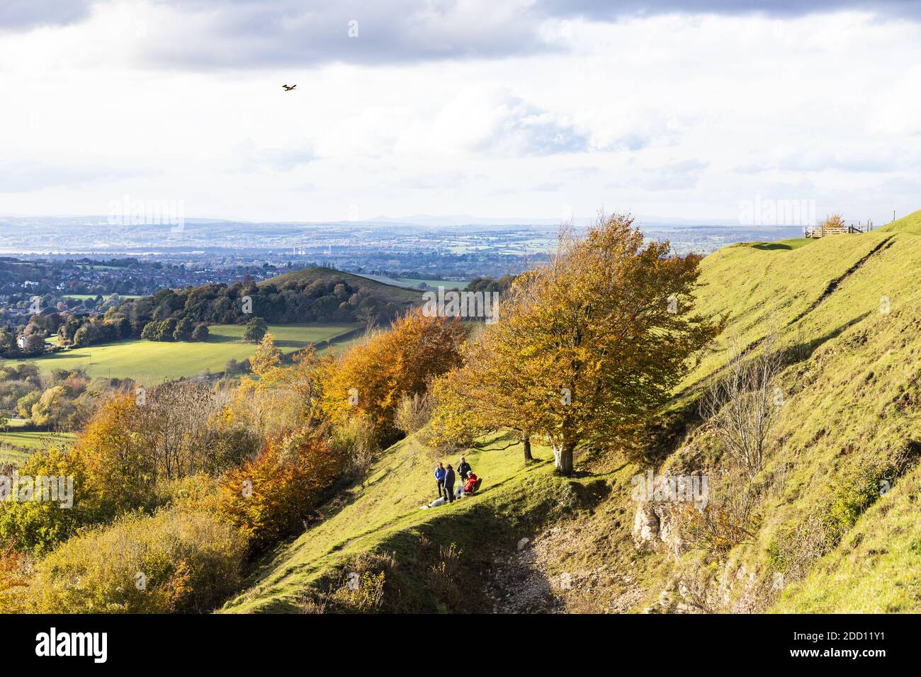 Ein Blick auf den Cam Peak und die Schärfe von den eisenzeitlichen Wällen von Uley Bury auf einem Ausläufer der Cotswold Steilwand in Uley, Gloucestershire UK Stockfoto
