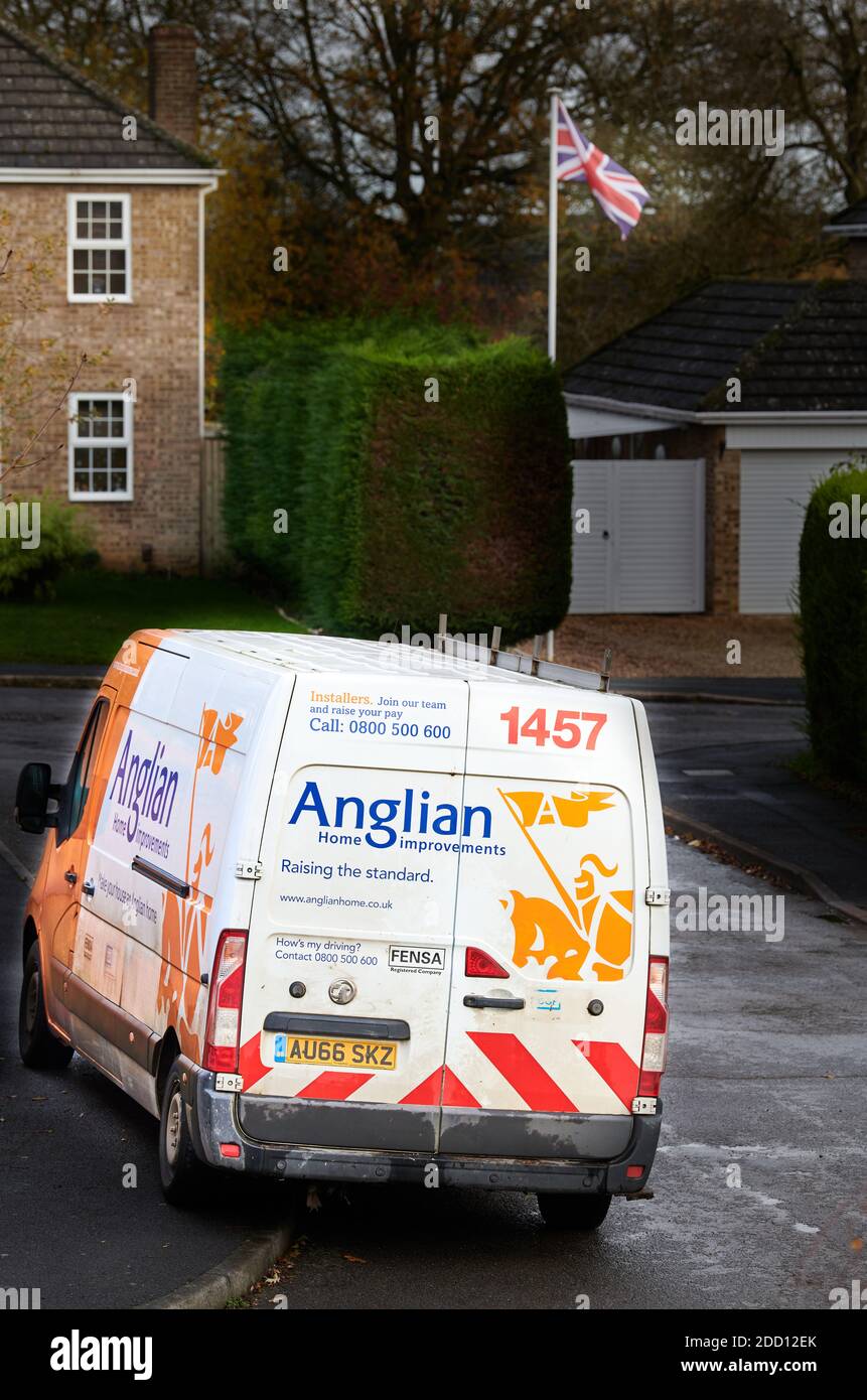 Van of Anglian Home Verbesserungen in einer Straße geparkt. Stockfoto