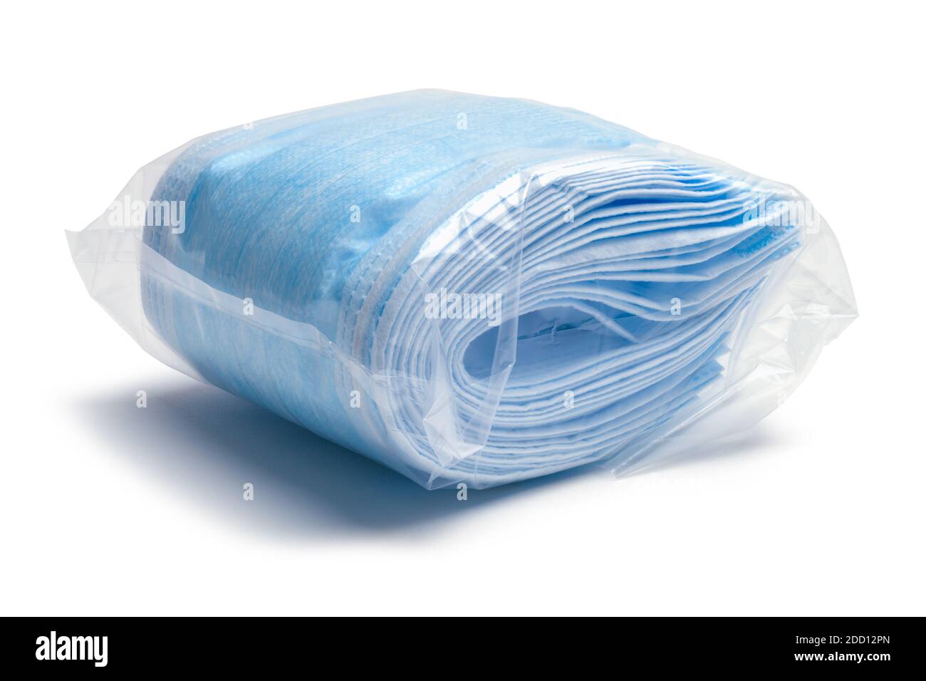 Gruppe von blauen medizinischen Masken in Plastikverpackung verpackt. Stockfoto