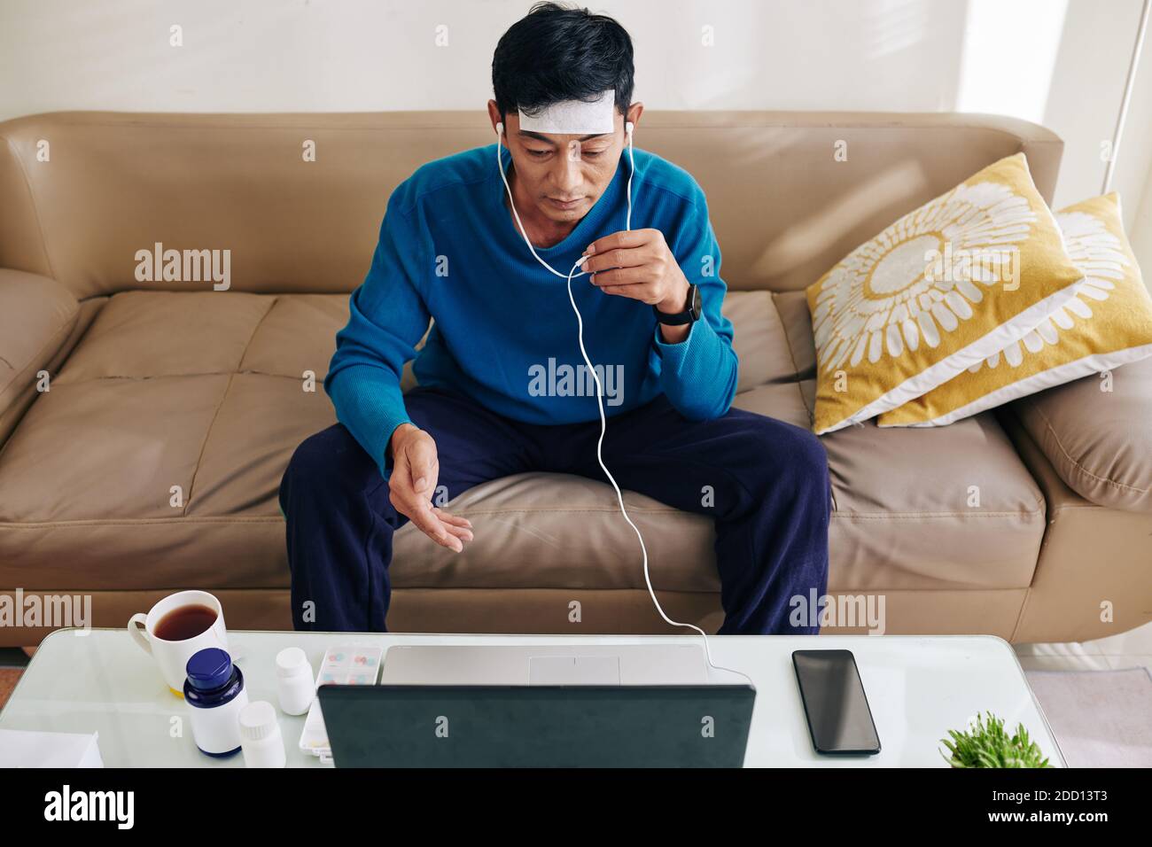 Mann, der die Behandlung der Krankheit mit dem Arzt diskutiert Stockfoto