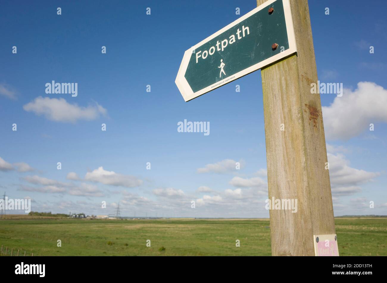 Grüner öffentlicher Fußweg Wegweiser auf einer Straße an einem Feld in Seasalter England Kent UK Stockfoto